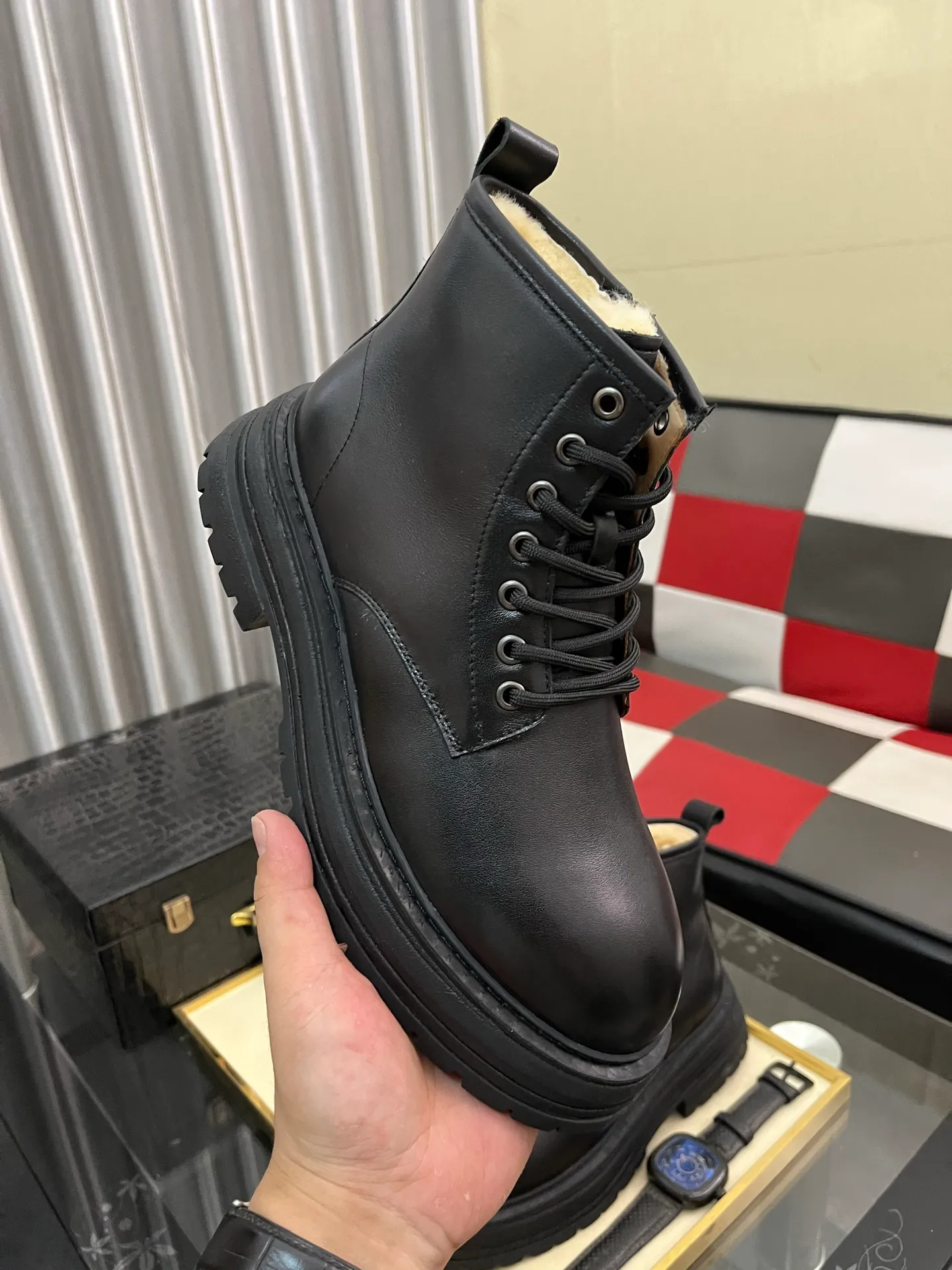 Men's Men's Shoes 💰660⌚️⌚️New UGG fur-integrated men's simple and fashionable snow shoes. The most worth buying at the end of this year are warm casual shoes. Whether you are out and about at home, their comfortable and warm performance will be your most suitable fashion companion! The material is cowhide upper and imported wool is used inside. Two layers of cowhide for warmth and comfort! The eva+ rubber patch outsole is cushioned, wear-resistant, and has good elasticity. It is light and wear-resistant, comfortable and soft, and the new simple cut is more fashionable. It has both practicality and fashion sense, so you no longer have to worry about how to match it in winter, while still maintaining fashionable taste. High-quality genuine wool produced in Dongguan. The material depends on the details! Size: 38-39-40-41-42-43-44-45